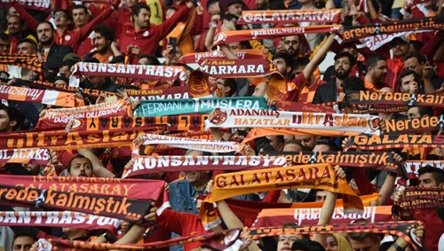 Die treuen Anhänger von Galatasaray Istanbul schwenken enthusiastisch ihre rot-gelben Schals auf den Rängen während eines Heimspiels.